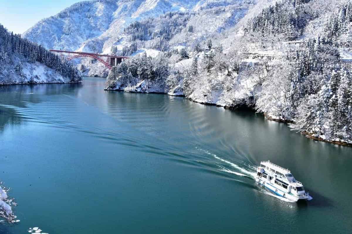 雪の庄川の遊覧船